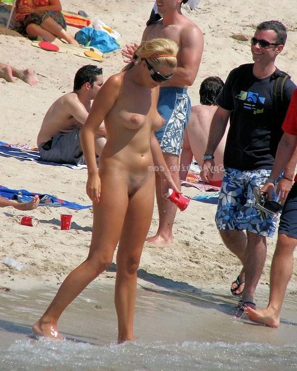 15P Naked girls on the beach