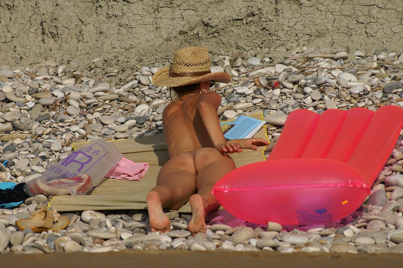 15P Amateur babe sucking stiff cock on a public beach