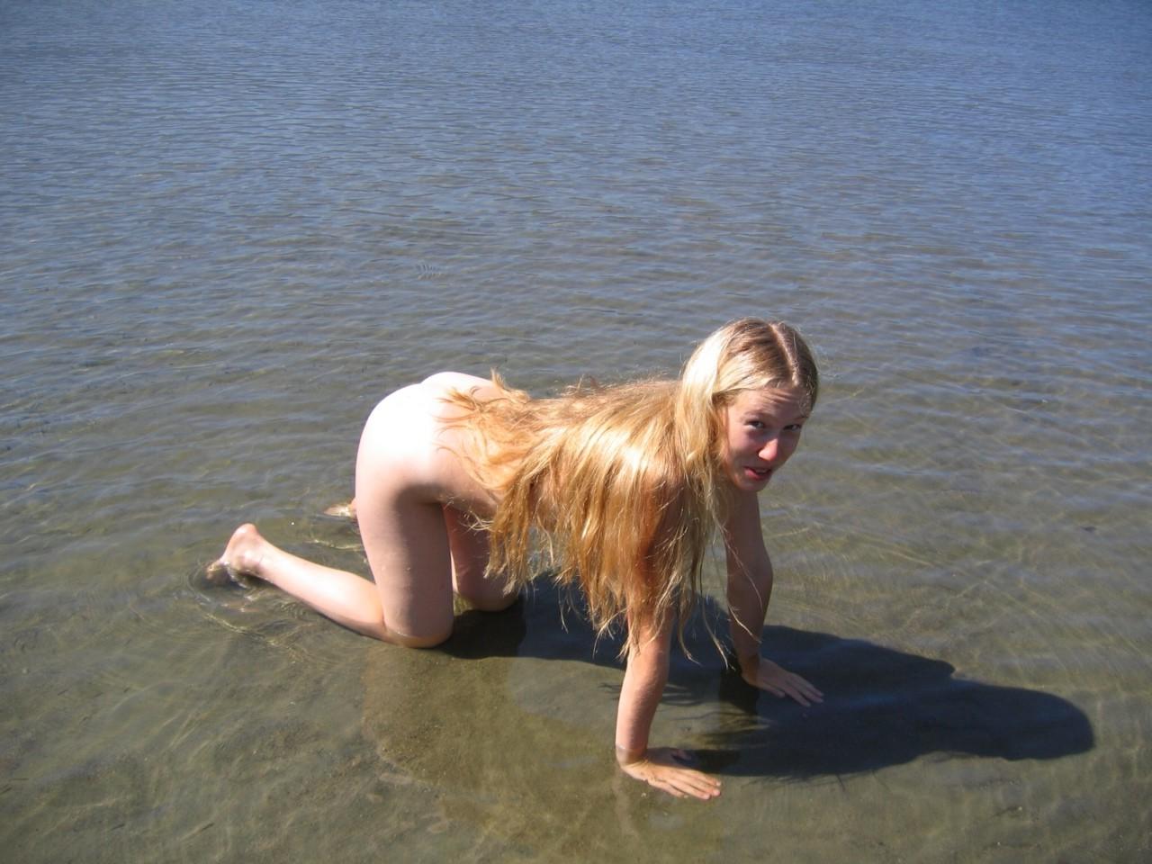 15P Heating up the beach by exposing her big tits