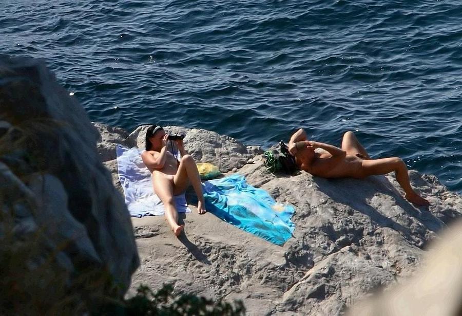 15P Two nudist friends get an even tan at the beach