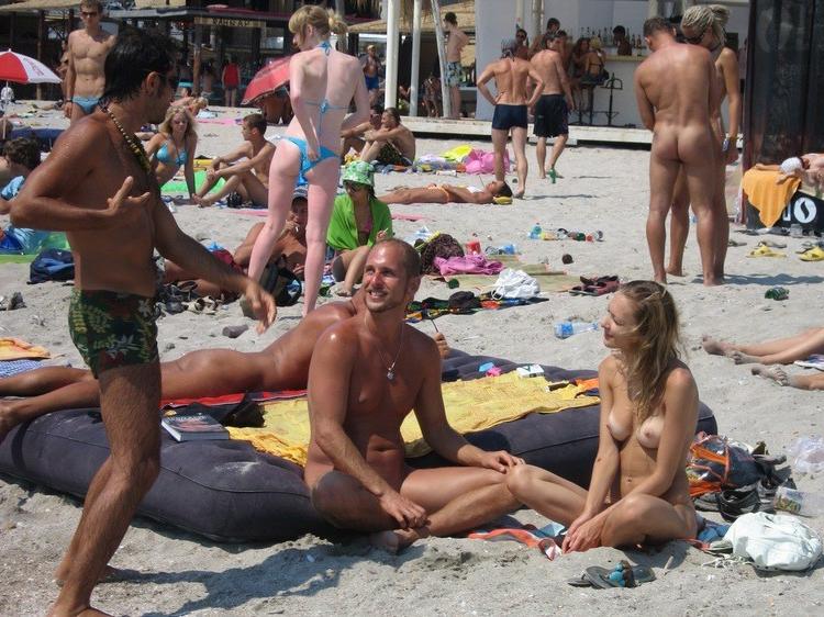 15P Two nudist friends get an even tan at the beach
