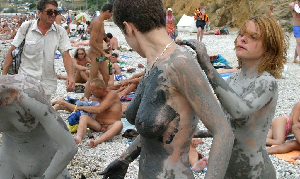 15P This teen nudist strips bare at a public beach