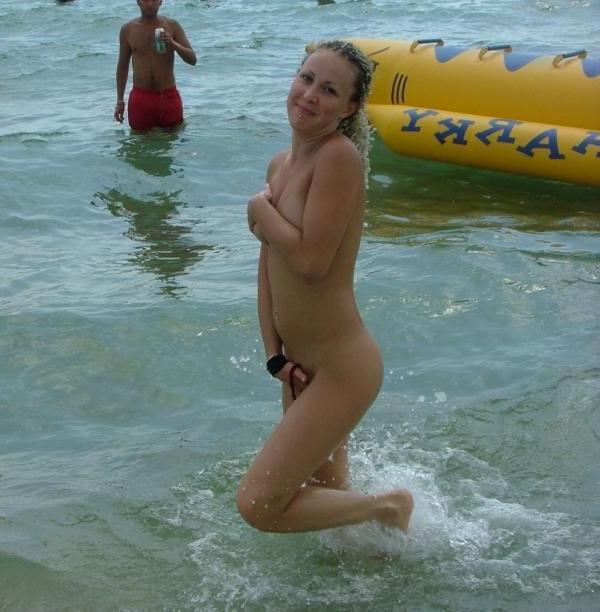 15P This teen nudist strips bare at a public beach