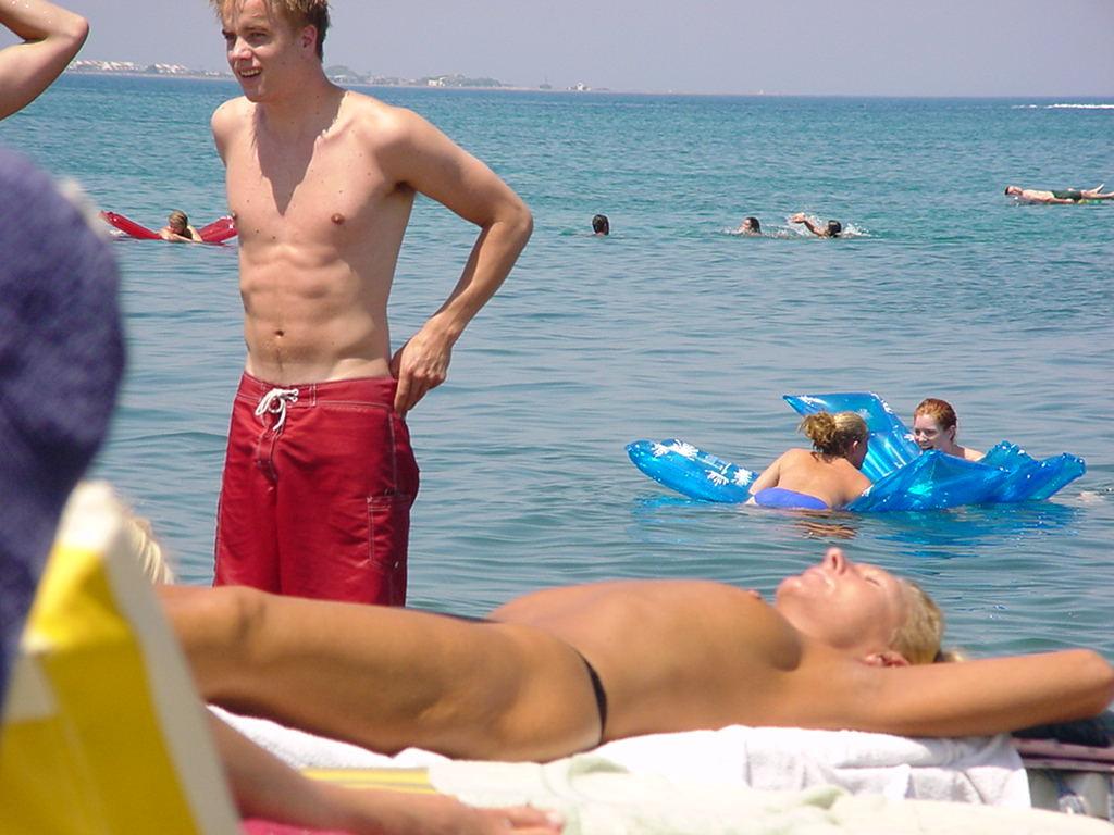 15P Sexy Babe schockiert den Strand, als sie sich nackt auszieht
