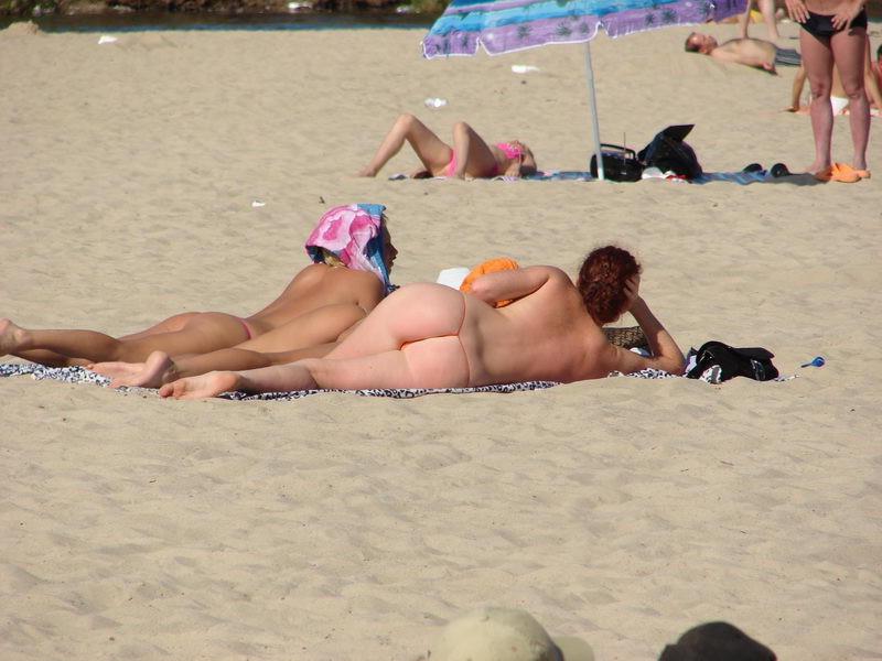15P Sexy Babe schockiert den Strand, als sie sich nackt auszieht