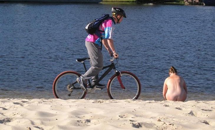 15P Sexy Babe schockiert den Strand, als sie sich nackt auszieht