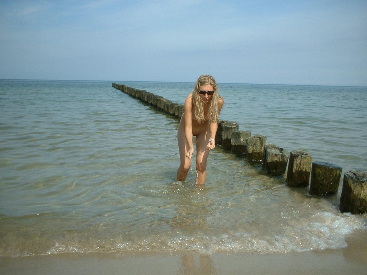 15P Sexy Babe schockiert den Strand, als sie sich nackt auszieht