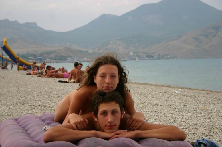 15P A pair of nudist teen friends steam up the beach