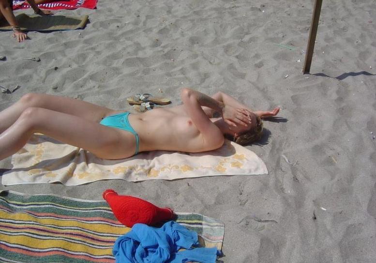 15P A pair of nudist teen friends steam up the beach