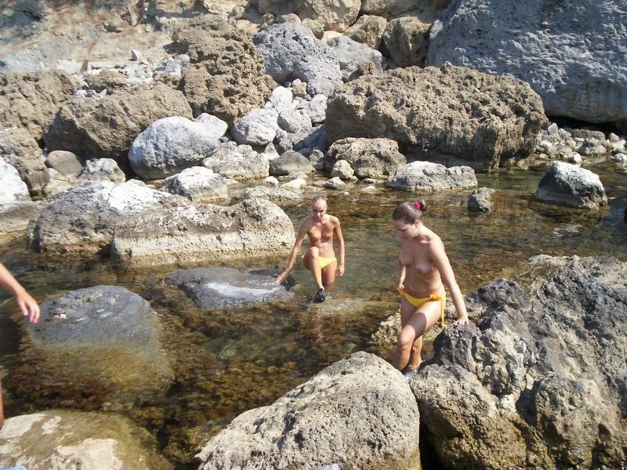 15P Watch a naked chick at the beach tan her hot body
