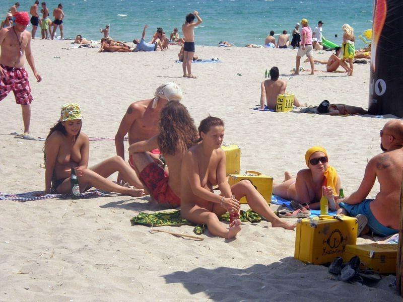 15P Watch a naked chick at the beach tan her hot body