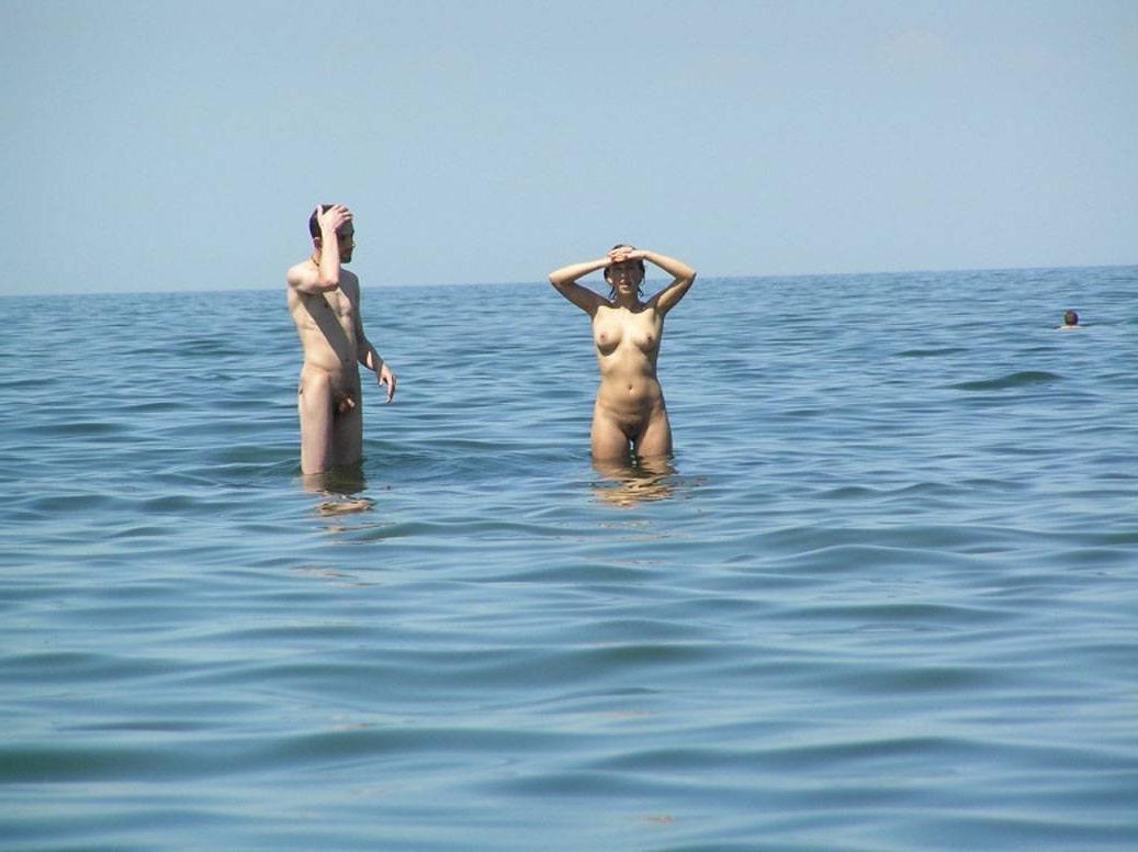 15P Watch a naked chick at the beach tan her hot body