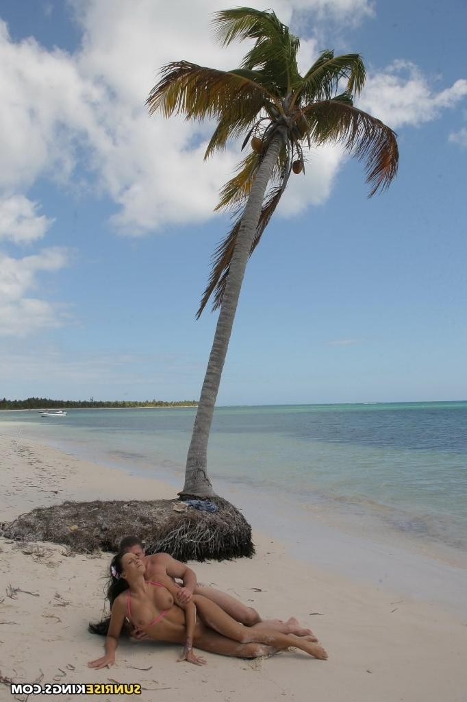 16P Babe mit dicken Titten wird im rosa Bikini am Sandstrand gebumst