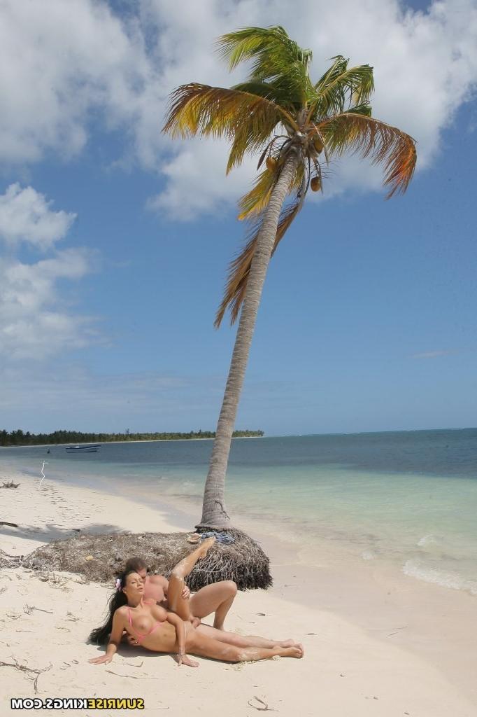 16P Babe mit dicken Titten wird im rosa Bikini am Sandstrand gebumst