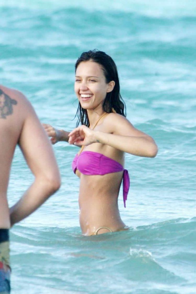 16P Jessica Alba wet see through tits and pussy