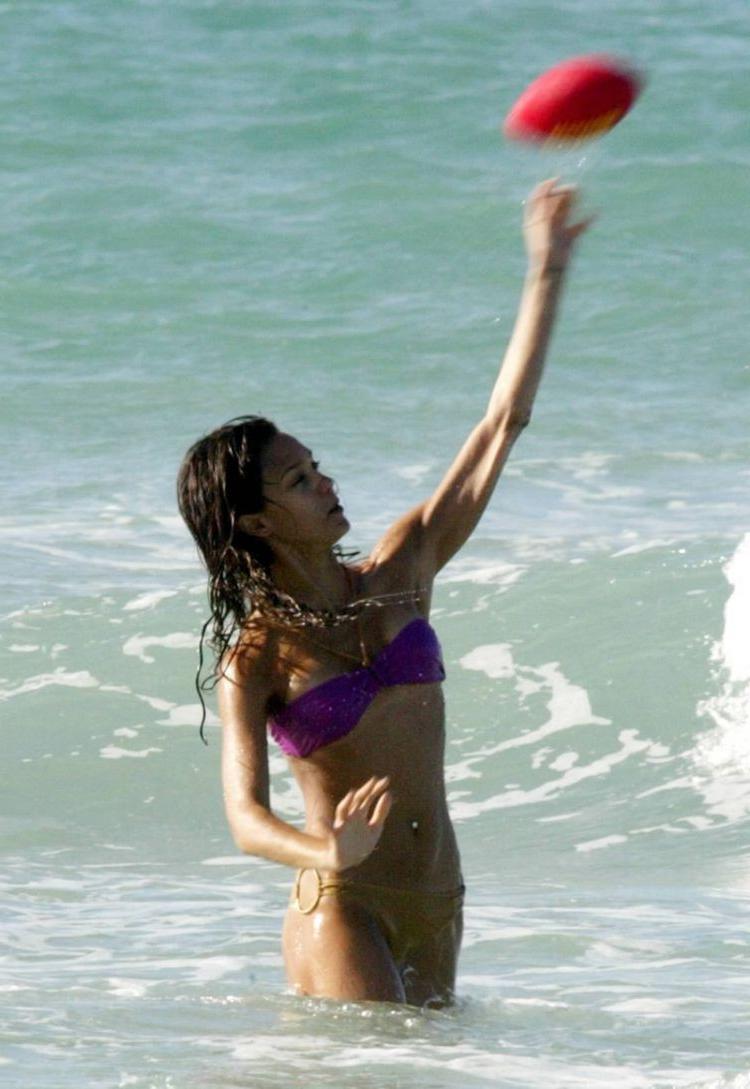 16P Jessica Alba sexy beach see through boobs