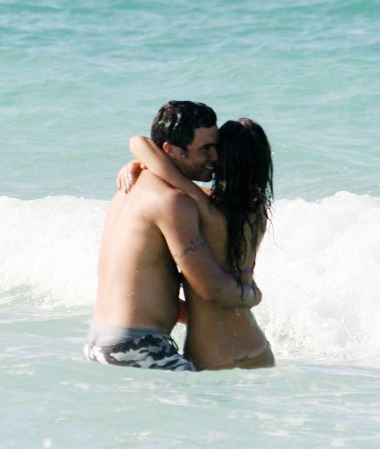 16P Jessica Alba sexy beach see through boobs