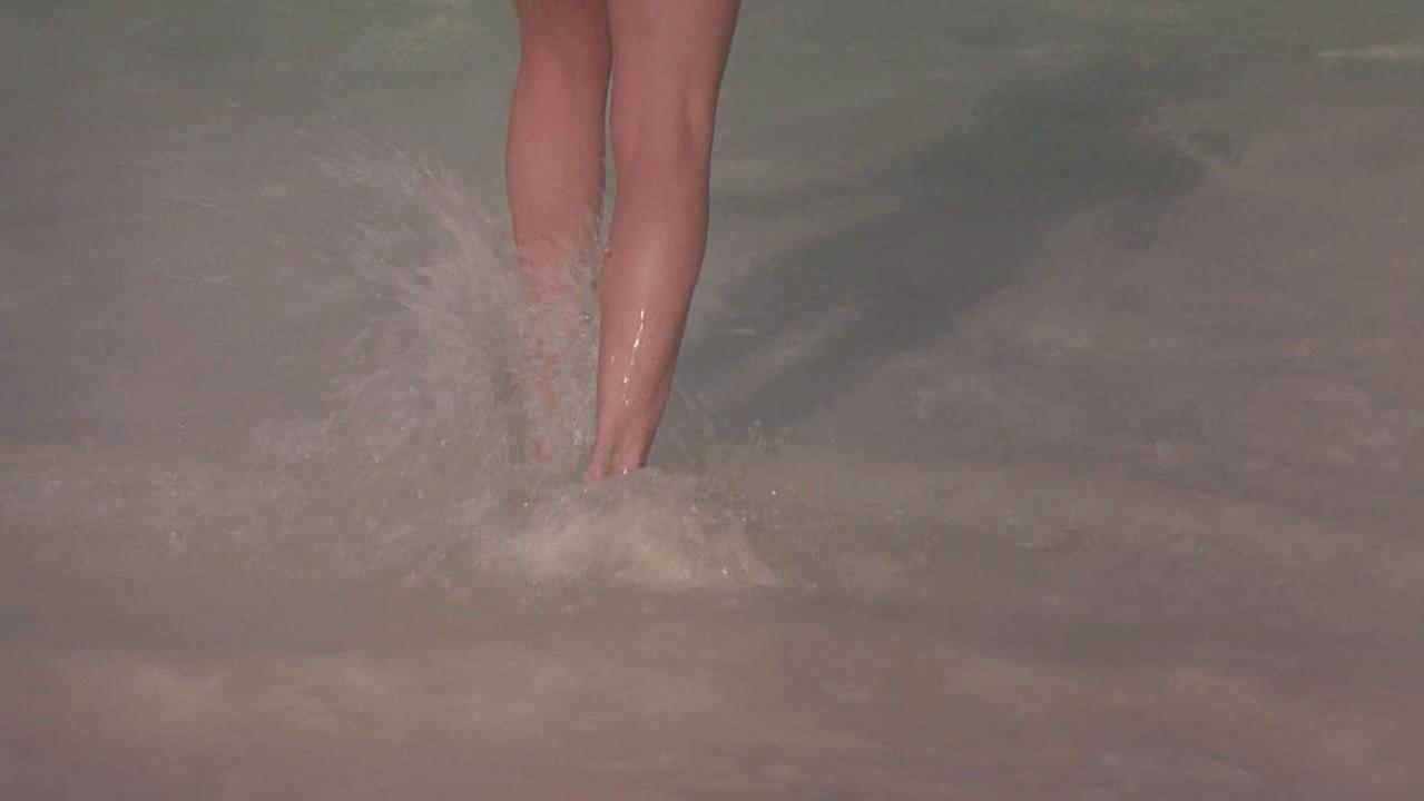 16P Kelly Brook totally nude at the beach