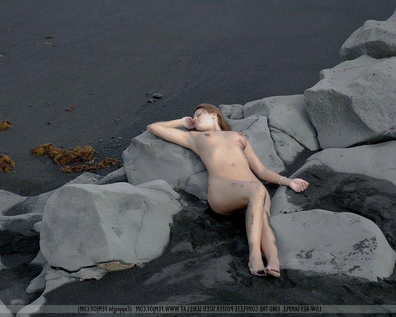 16P Beach Babe Getting Sand On Her