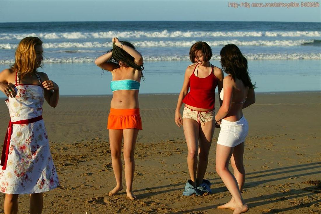 16P Four amateur girls swimming naked at the beach