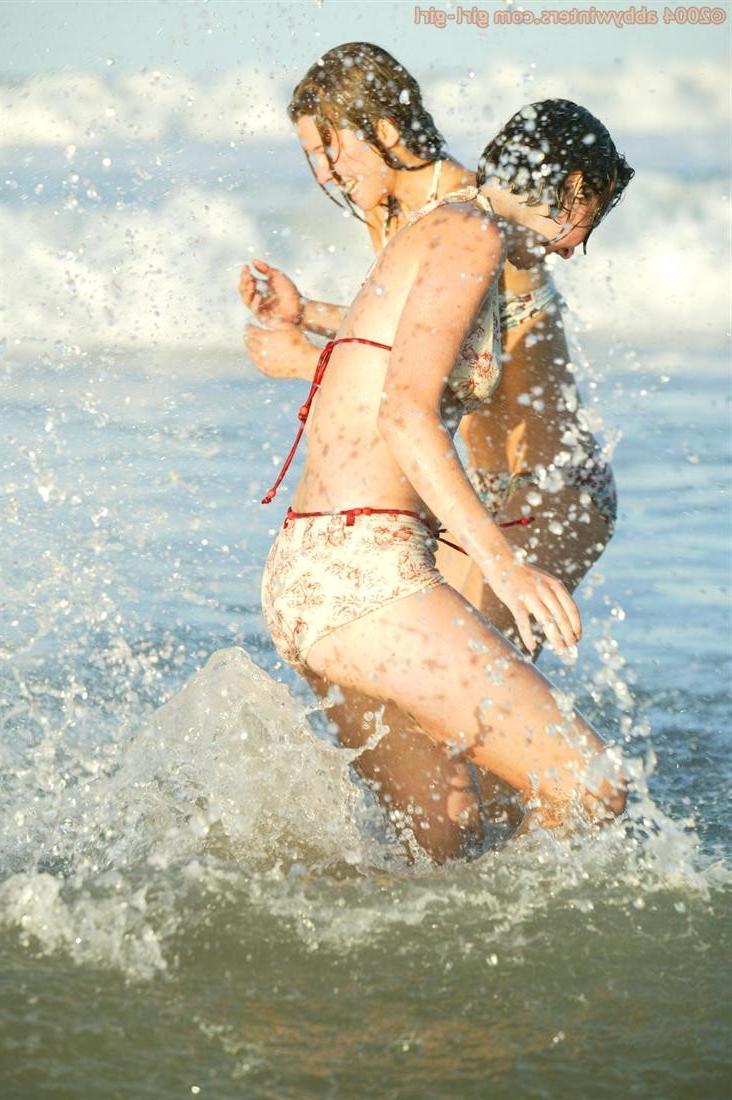 16P Four amateur girls swimming naked at the beach