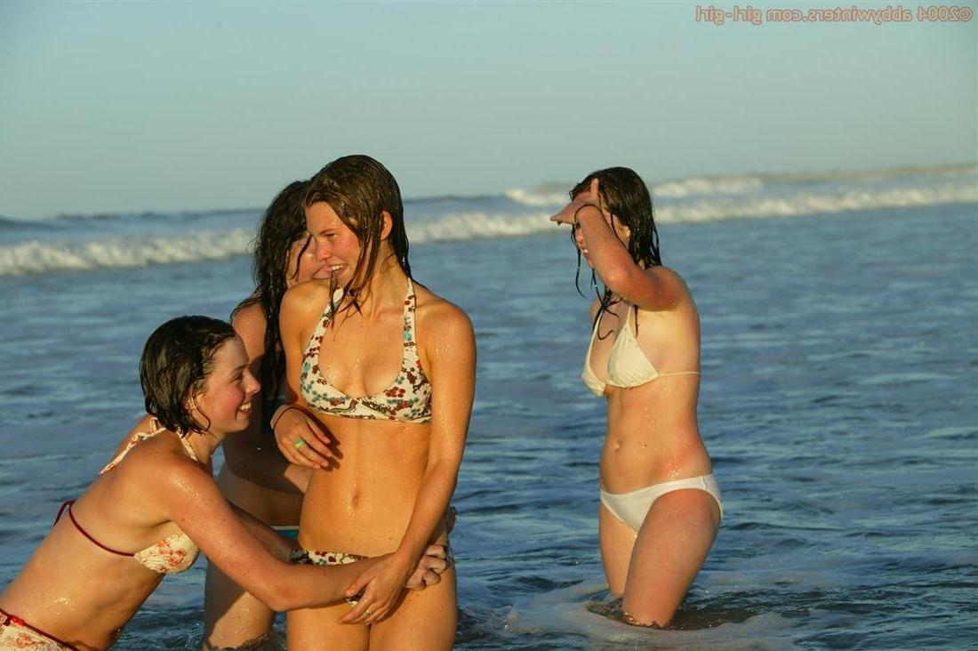 16P Four amateur girls swimming naked at the beach