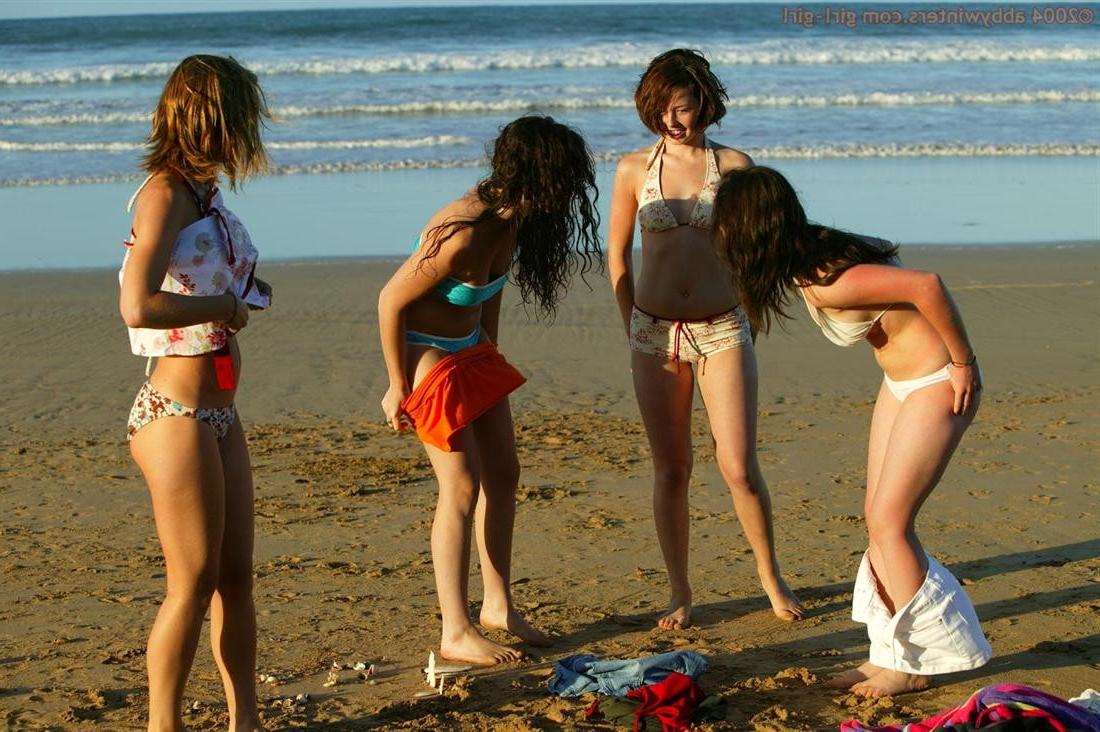 16P Four amateur girls swimming naked at the beach