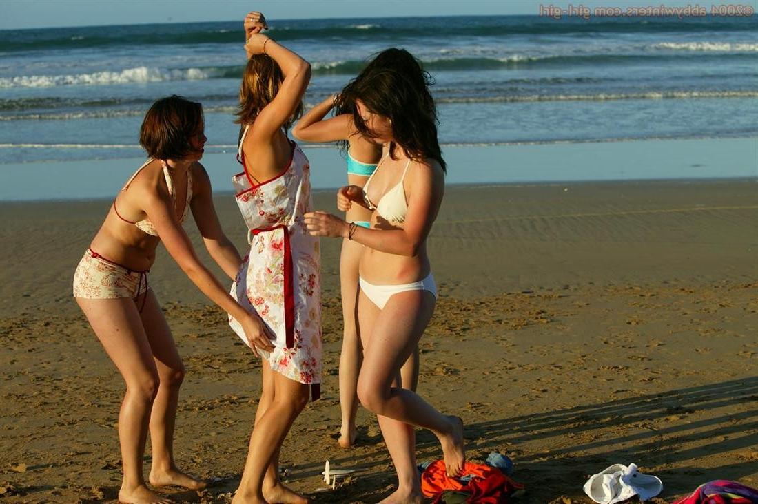16P Four amateur girls swimming naked at the beach