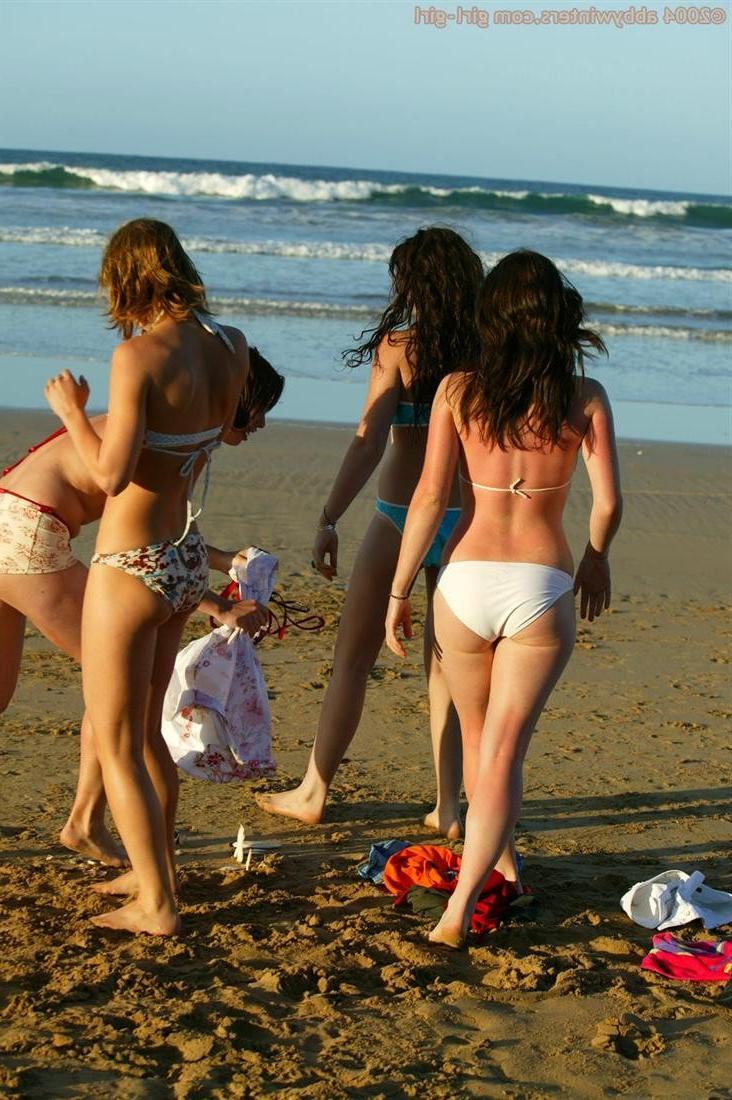 16P Four amateur girls swimming naked at the beach