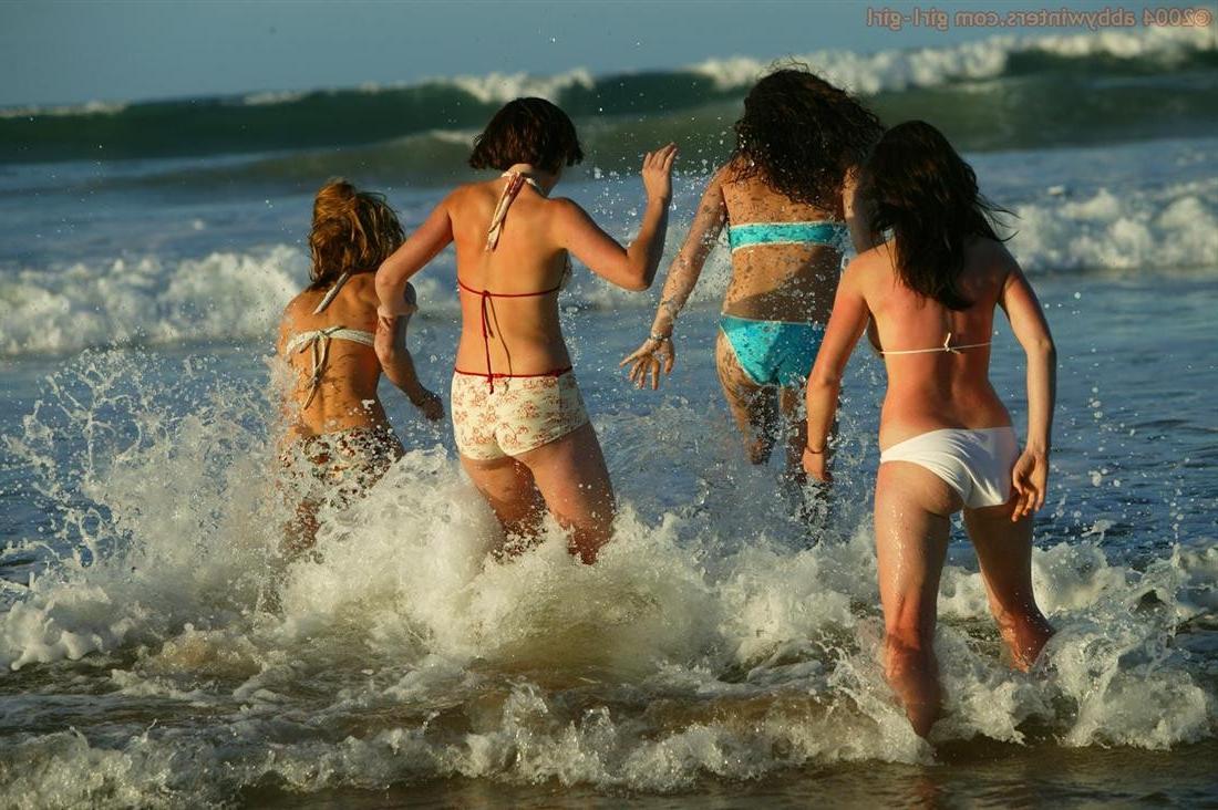 16P Four amateur girls swimming naked at the beach