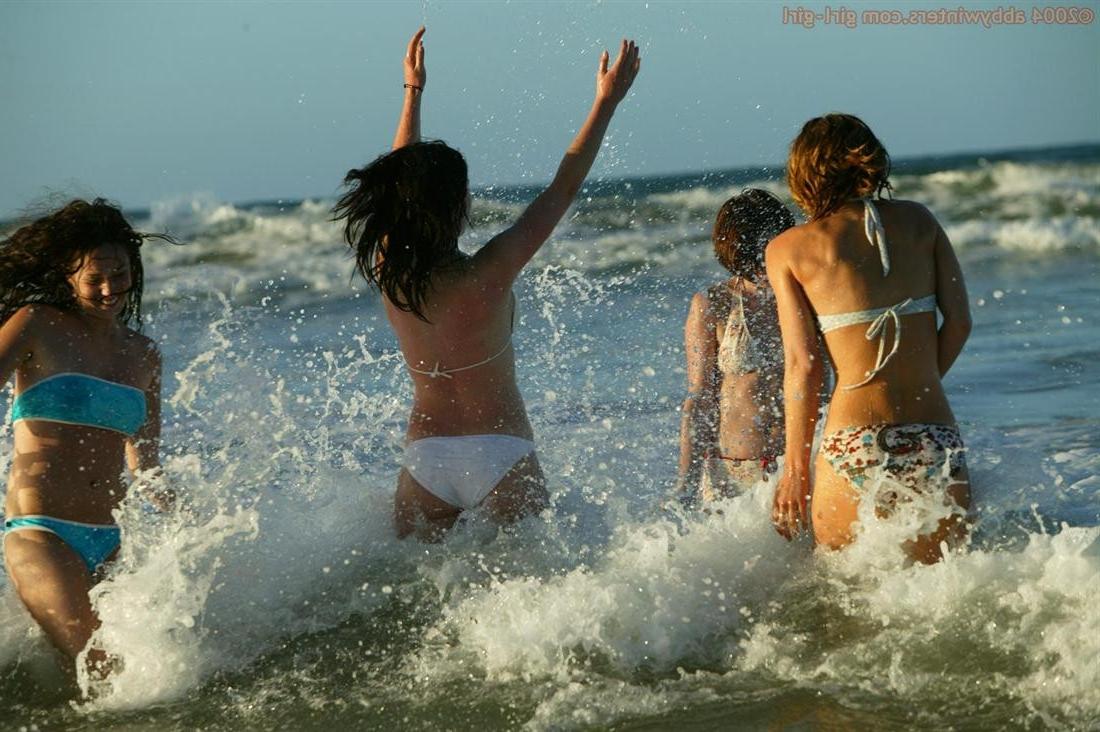 16P Four amateur girls swimming naked at the beach