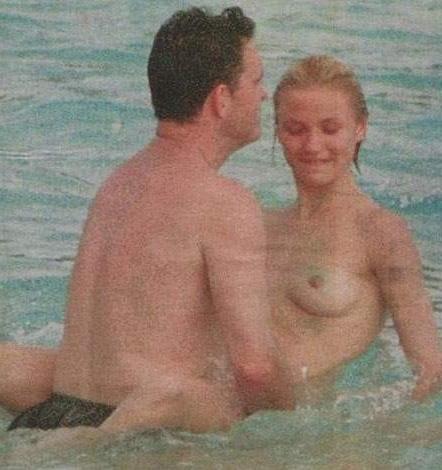 15P Sexy Cameron Diaz nude beach pictures