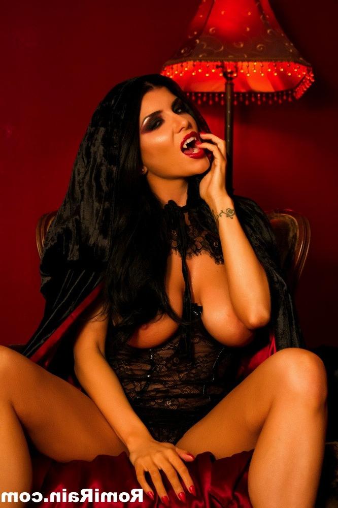 15P Busty Vampire Babe Romi Rain