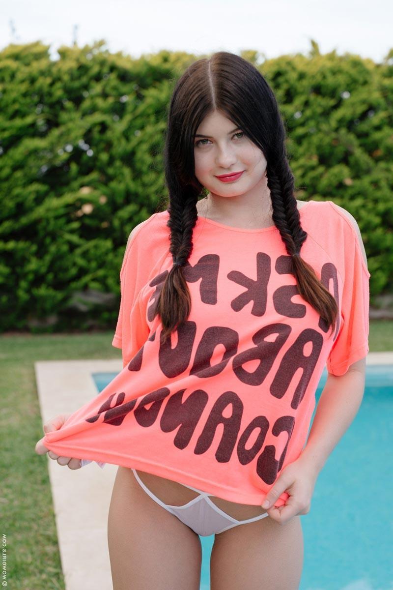 15P Die vollbusige Lucy Li zieht sich am Pool aus