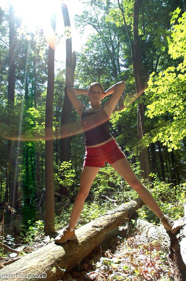 16P Cindy jogs through the woods then pulls her titties out