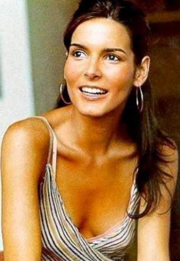 15P super hot actress Angie Harmon nudes and see thrus