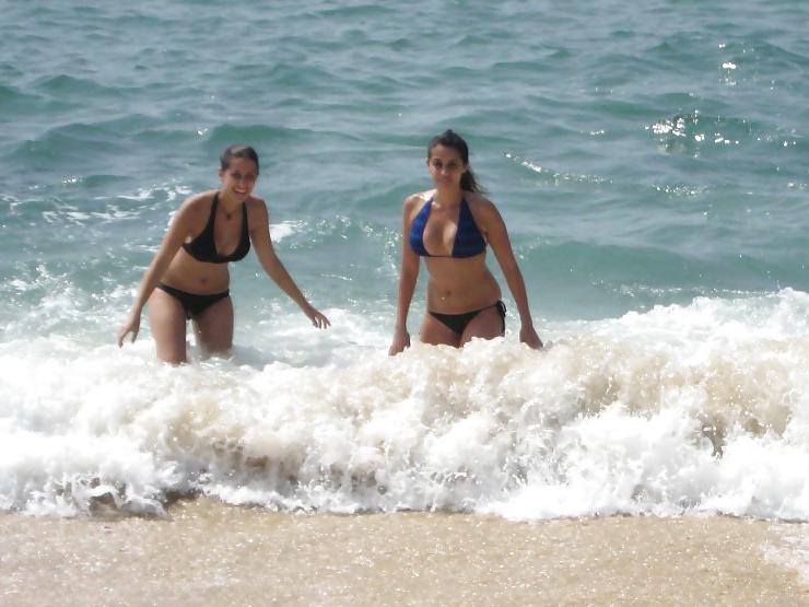 25P 2 Latin Sisters on Vacation