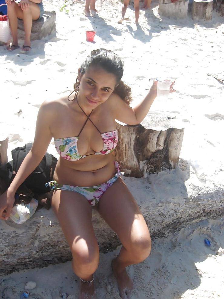 25P 2 Latin Sisters on Vacation