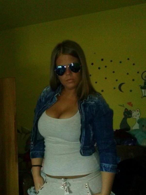 10P Heavy-chested kinky babe likes showing off her huge tits