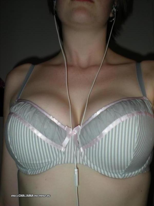 10P Collection of busty amateur chicks posing for their BFs
