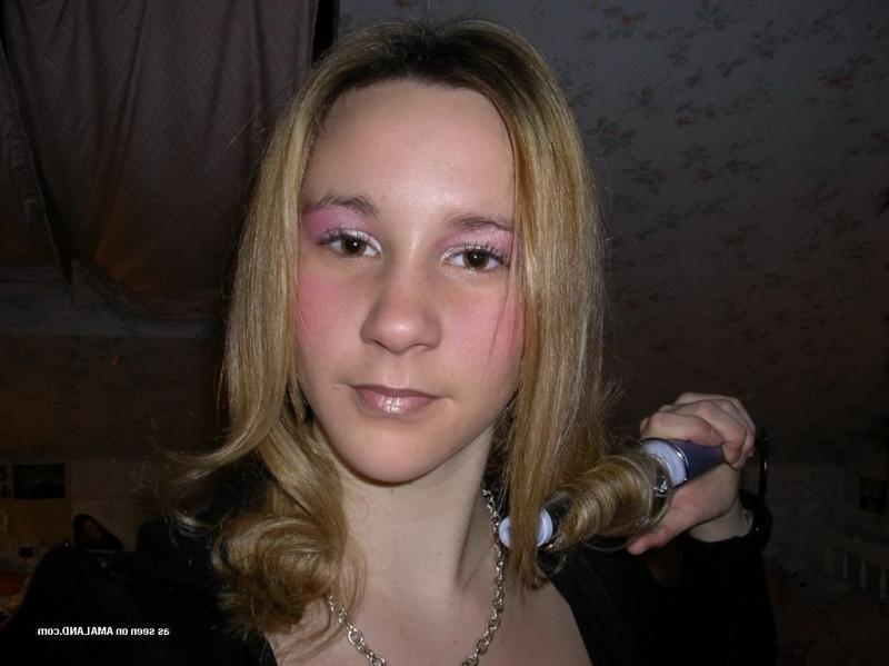 10P Naughty heavy-chested blondie flashing her tits