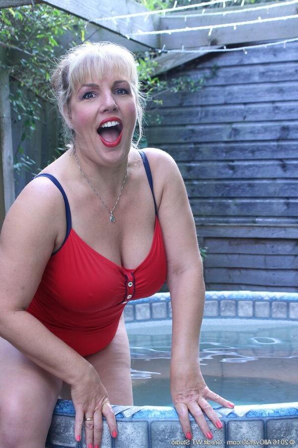 15P Danielle Tee busty milf blonde bathes in big flank