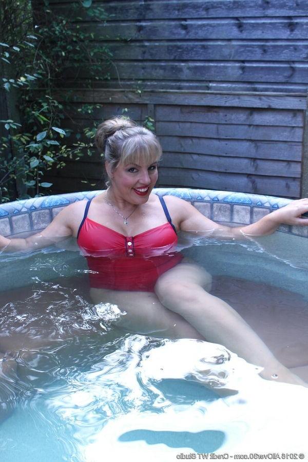 15P Danielle Tee busty milf blonde bathes in big flank
