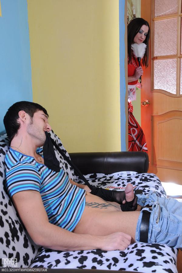 20P Sultry milf in glossy tights knows some tricks to seduce a guy i