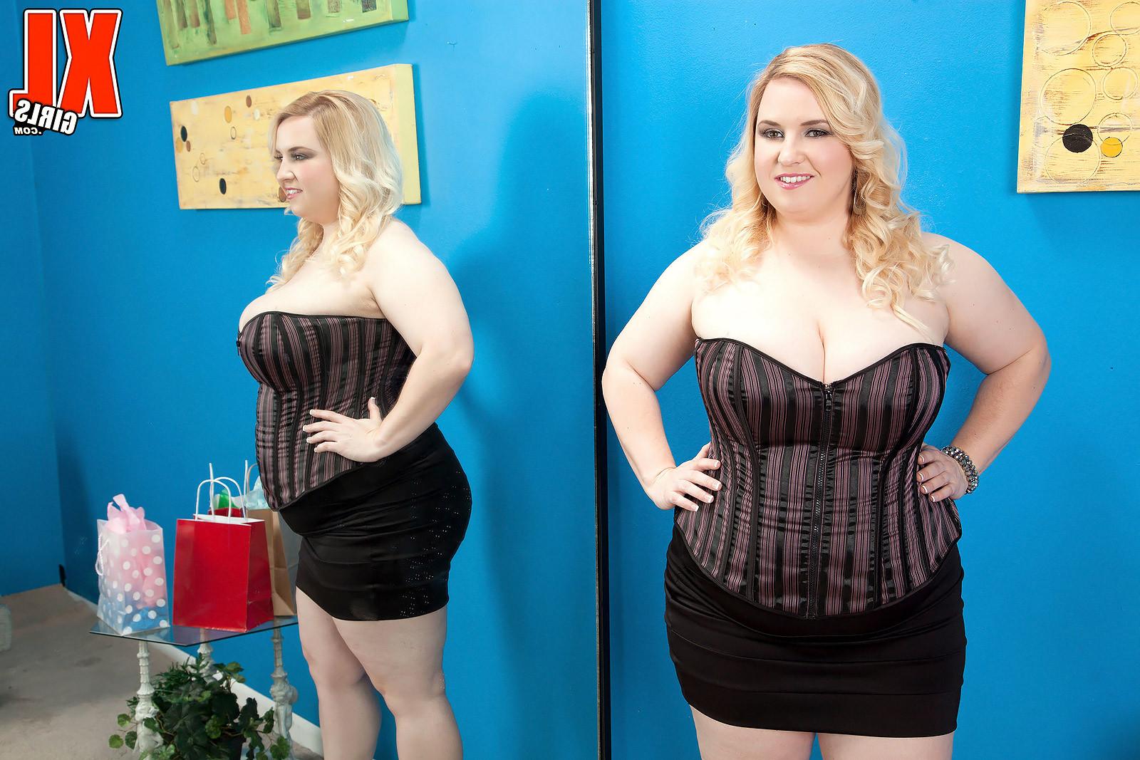 16P Busty Nikky Wilder Going  Solo 