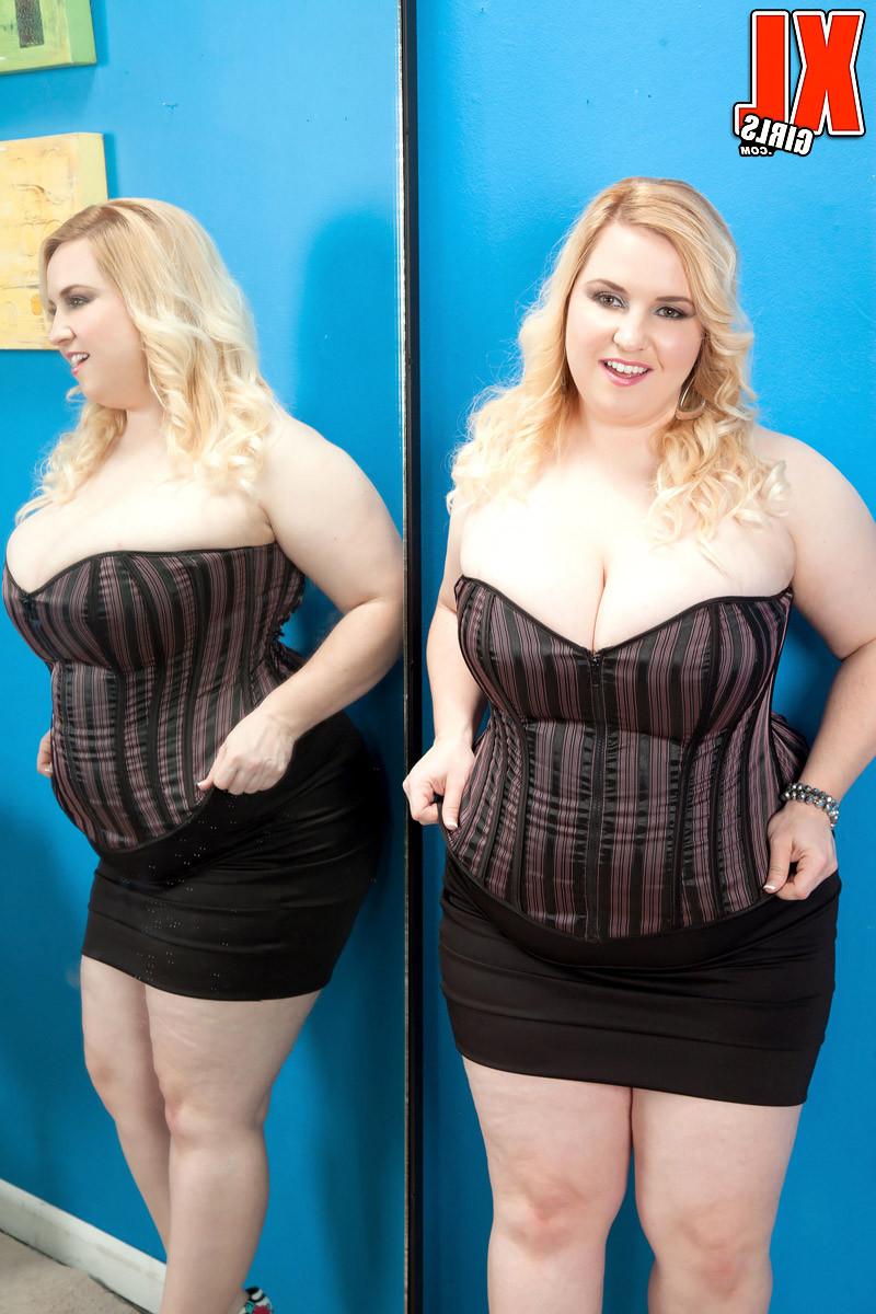 16P Busty Nikky Wilder Going  Solo 