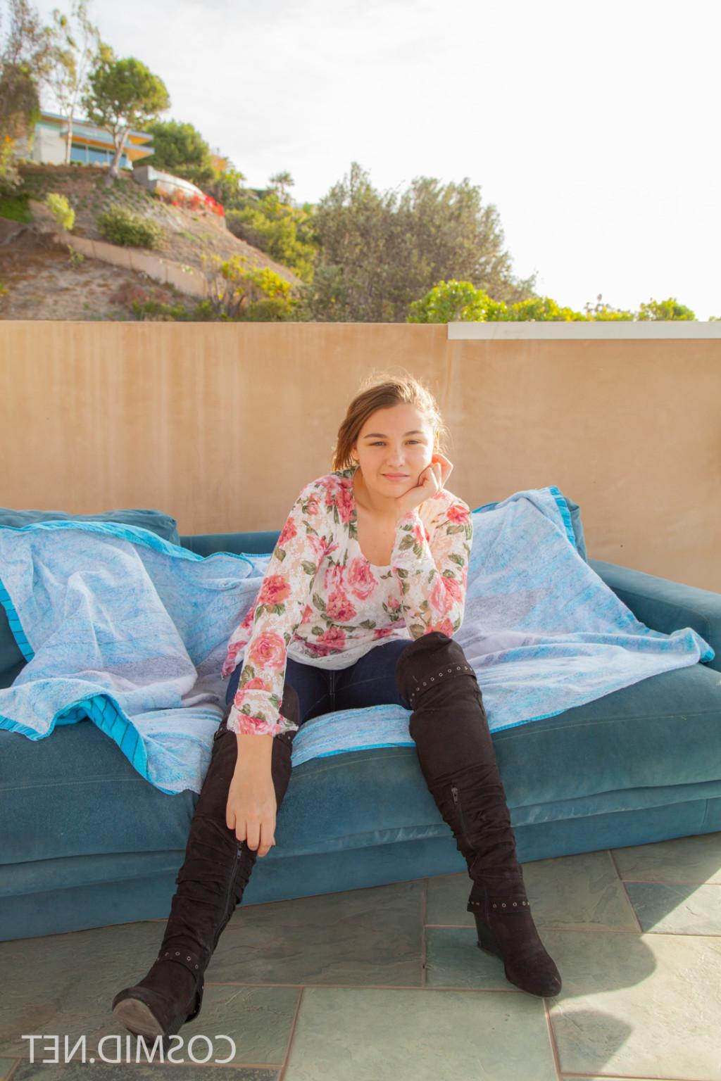 16P BUSTY SPARROW ON THE COUCH 