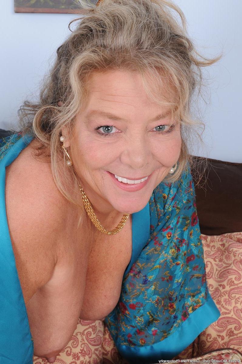 15P Busty mature looks hot in her silky robe