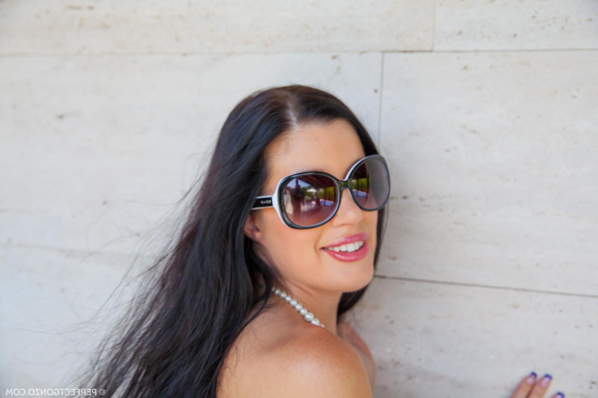 15P April Blue hat einen perfekten Körper und eine perfekte Muschi für Sperma