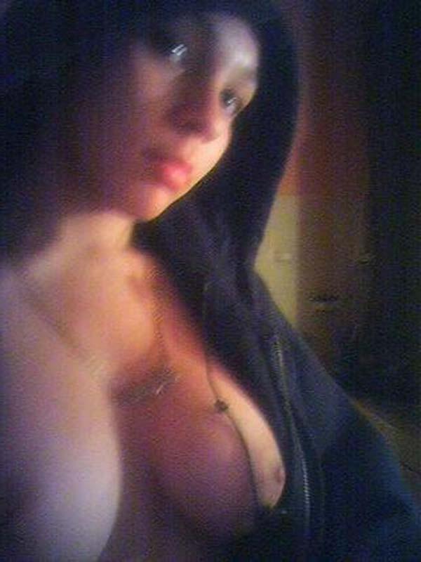 16P Hot photo compilation of steamy selfpics of busty chicks